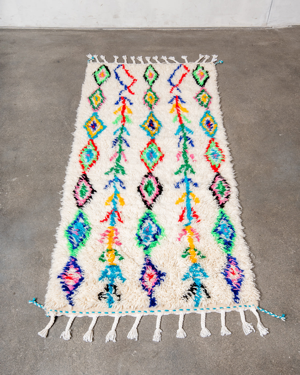 Modern designer handcrafted Berber rug from Morocco. Azilal rug with beautiful colors and patterns. Made of sheep’s wool and colourful cotton.